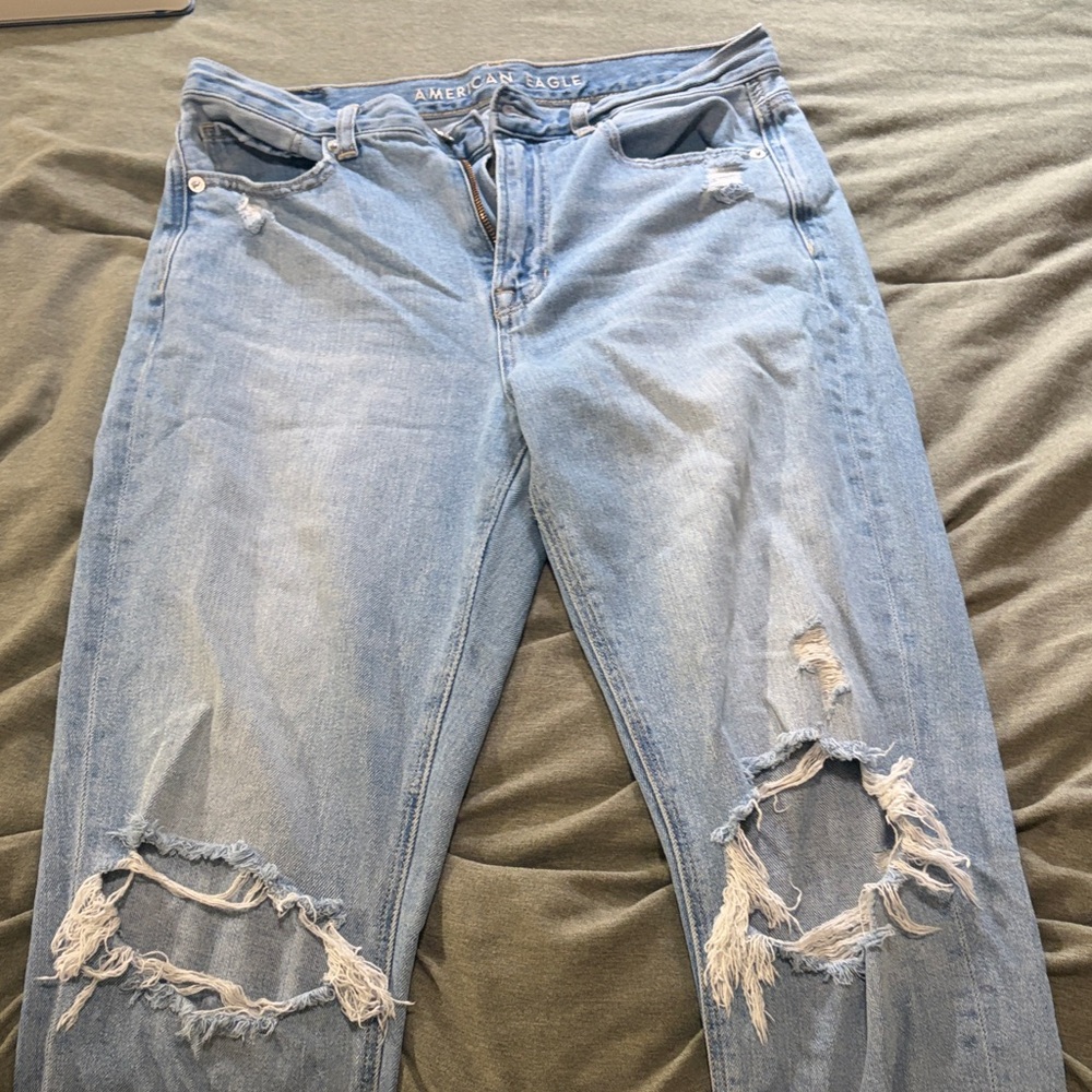American Eagle mom Jean 
Size 6 short